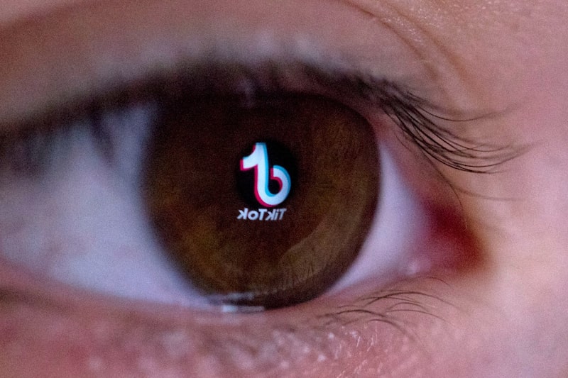 La UE lanza un ultimátum a TikTok por los riesgos de su diseño adictivo. La UE lanza un ultimátum a TikTok por los riesgos de su diseño adictivo.