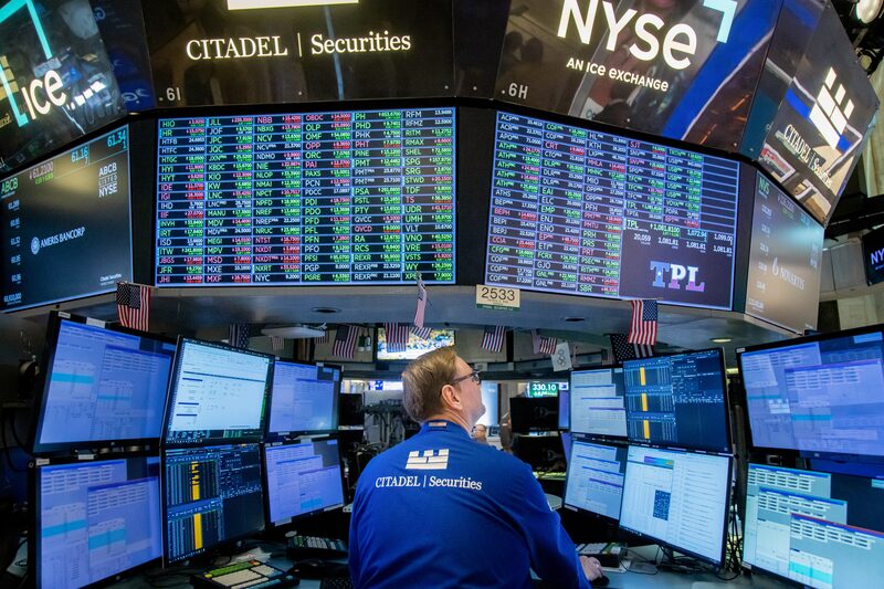 Las acciones suben a medida que el petróleo se desploma. Las acciones suben a medida que el petróleo se desploma.