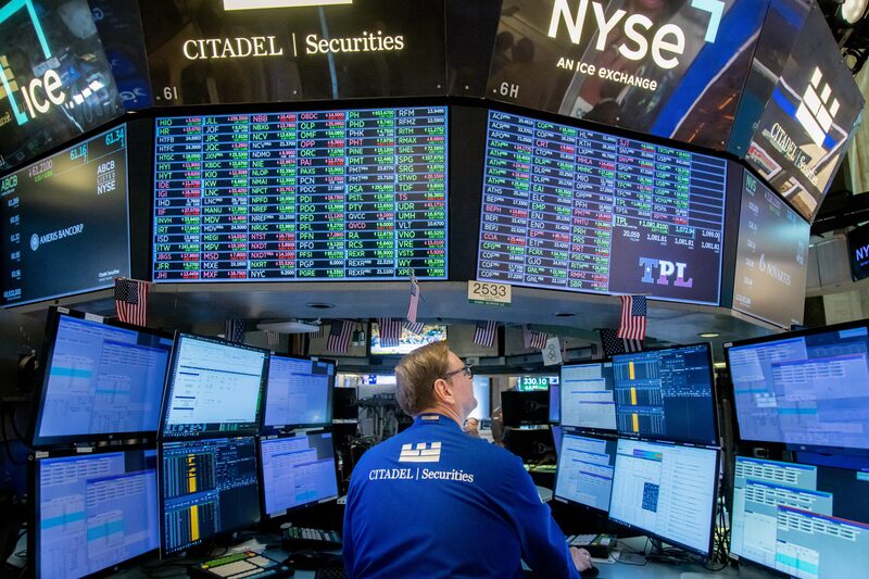 Las acciones suben a medida que el petróleo se desploma. Las acciones suben a medida que el petróleo se desploma.