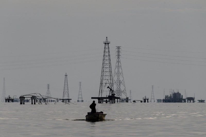 Pescadores frente a las plataformas petrolíferas del lago Maracaibo en Cabimas, estado Zulia, Venezuela. Pescadores frente a las plataformas petrolíferas del lago Maracaibo en Cabimas, estado Zulia, Venezuela.