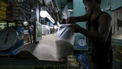 Filipinas estende restrição ao arroz importado até abril. E o motivo está nos preços Filipinas estende restrição ao arroz importado até abril. E o motivo está nos preços