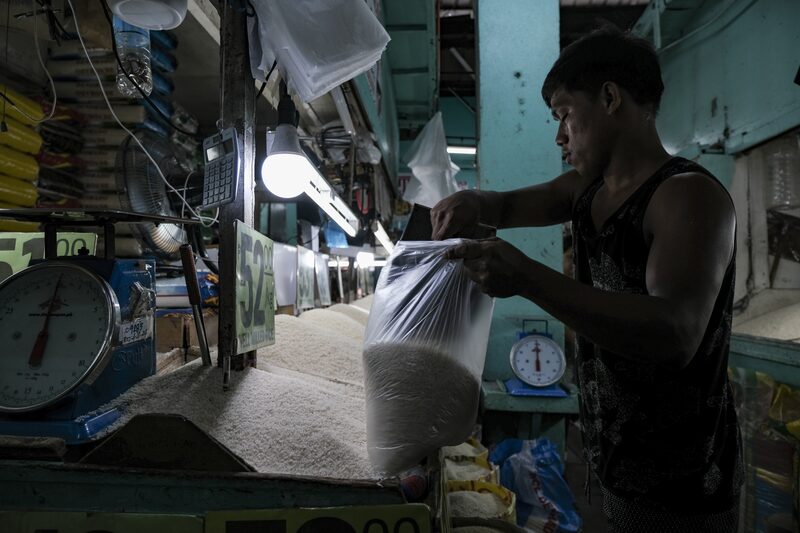 Até o final de setembro, as Filipinas haviam importado 3,5 milhões de toneladas de arroz, cerca de 800.000 toneladas a mais do que o necessário, segundo um porta-voz Até o final de setembro, as Filipinas haviam importado 3,5 milhões de toneladas de arroz, cerca de 800.000 toneladas a mais do que o necessário, segundo um porta-voz
