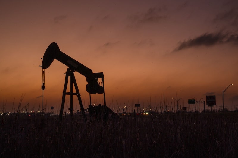 Un balancín de extracción de petróleo en Corpus Christi, Texas, EE.UU. Un balancín de extracción de petróleo en Corpus Christi, Texas, EE.UU.