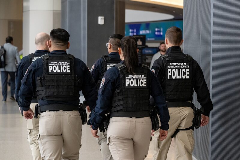 Governo americano segue executando a sua política de deportações de imigrantes de diferentes países Governo americano segue executando a sua política de deportações de imigrantes de diferentes países