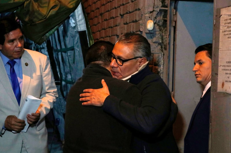 Glas había huido a la Embajada de México en diciembre después de que los fiscales alegaran que un traficante de drogas había sobornado a un juez para obtener su liberación anticipada de una condena por corrupción. Glas había huido a la Embajada de México en diciembre después de que los fiscales alegaran que un traficante de drogas había sobornado a un juez para obtener su liberación anticipada de una condena por corrupción.