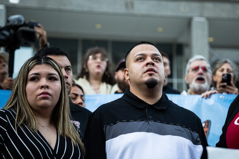 Kilmar Abrego García, un hombre de Maryland que fue deportado a El Salvador a principios de este año, y su esposa Jennifer Vásquez Sura, a la izquierda, en Baltimore en agosto.
Fotógrafo: Graeme Sloan/Bloomberg Kilmar Abrego García, un hombre de Maryland que fue deportado a El Salvador a principios de este año, y su esposa Jennifer Vásquez Sura, a la izquierda, en Baltimore en agosto.
Fotógrafo: Graeme Sloan/Bloomberg
