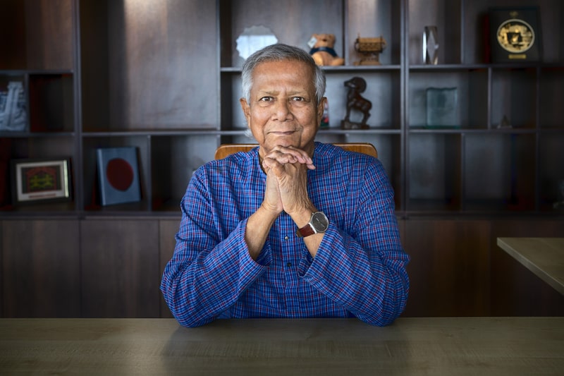 Yunus é conhecido por fundar o Grameen Bank e ser o pioneiro do microcrédito, oferecendo pequenos empréstimos às pessoas mais pobres do mundo, a maioria delas mulheres Yunus é conhecido por fundar o Grameen Bank e ser o pioneiro do microcrédito, oferecendo pequenos empréstimos às pessoas mais pobres do mundo, a maioria delas mulheres