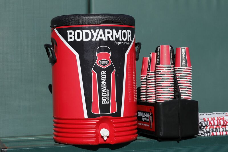 Un enfriador de bebidas Bodyarmor Un enfriador de bebidas Bodyarmor