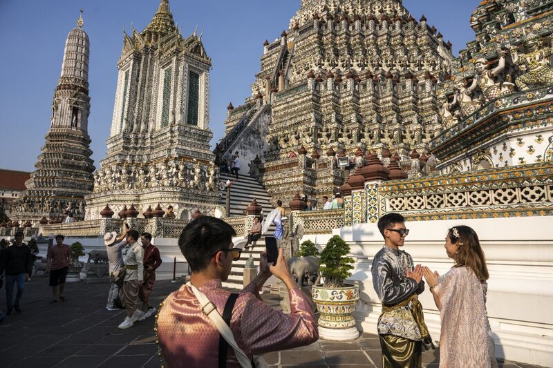 Turistas no destino conhecido como Wat Arun em Bangkok: capital tailandesa perdeu voos que chegam da Europa Turistas no destino conhecido como Wat Arun em Bangkok: capital tailandesa perdeu voos que chegam da Europa