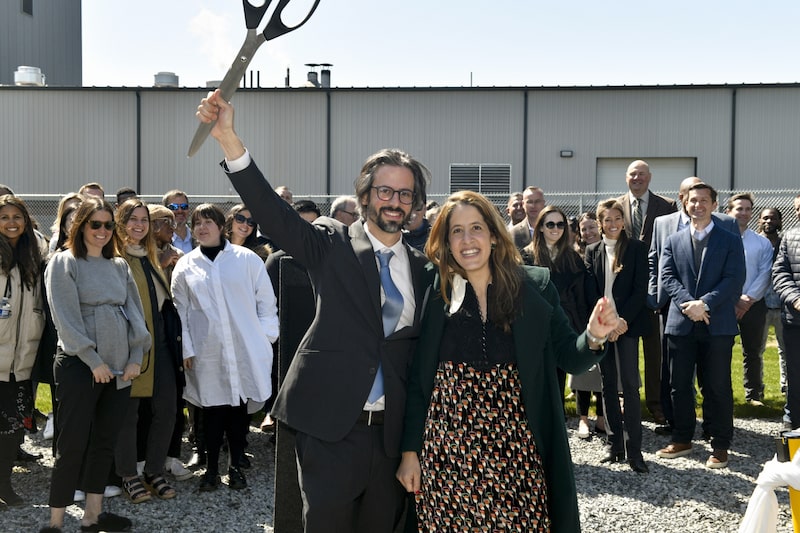 Ron Belldegrun y Mia Funt durante una ceremonia de corte de cinta en Reading, Pensilvania, en 2022.Fotógrafo: Eugene Gologursky/Getty Images Ron Belldegrun y Mia Funt durante una ceremonia de corte de cinta en Reading, Pensilvania, en 2022.Fotógrafo: Eugene Gologursky/Getty Images