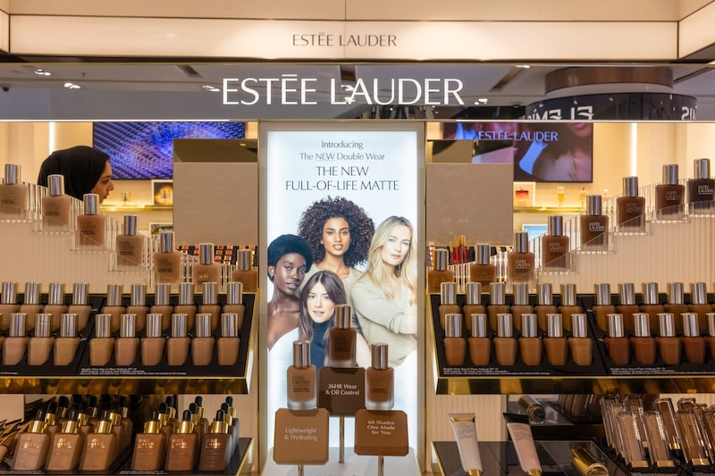 Un puesto de Estee Lauder Cos. en la sección de belleza de los grandes almacenes John Lewis Partnership Plc, en Oxford Street, Londres (Reino Unido). Un puesto de Estee Lauder Cos. en la sección de belleza de los grandes almacenes John Lewis Partnership Plc, en Oxford Street, Londres (Reino Unido).
