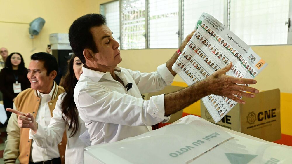 El candidato presidencial, Salvador Nasralla, votó en la Escuela República de Honduras, de Tegucigalpa. El candidato presidencial, Salvador Nasralla, votó en la Escuela República de Honduras, de Tegucigalpa.