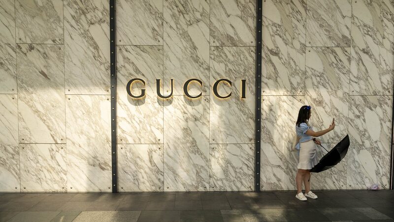 Dona da Gucci vende área de beleza à L’Oréal por € 4 bi e avança em reestruturação Dona da Gucci vende área de beleza à L’Oréal por € 4 bi e avança em reestruturação
