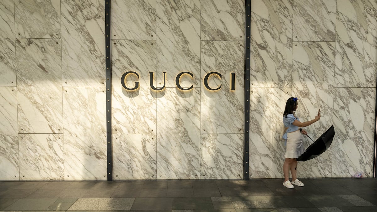 Ni Gucci, ni Hermès, ni LVMH: lujo cae por guerra en Irán, pero analistas recomiendan invertir