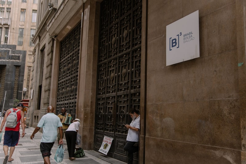 Peatones pasan frente a la bolsa de valores Brasil Peatones pasan frente a la bolsa de valores Brasil