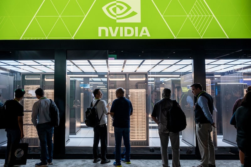 Asistentes bajo un cartel de Nvidia en la zona de exposición durante la conferencia Nvidia GTC celebrada en San José, California (EE.UU.), el miércoles 18 de marzo de 2026. Asistentes bajo un cartel de Nvidia en la zona de exposición durante la conferencia Nvidia GTC celebrada en San José, California (EE.UU.), el miércoles 18 de marzo de 2026.