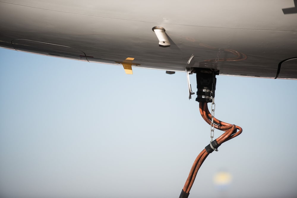 Un tubo de reabastecimiento está conectado al tanque de un avión de pasajeros Airbus A321-231. Un tubo de reabastecimiento está conectado al tanque de un avión de pasajeros Airbus A321-231.