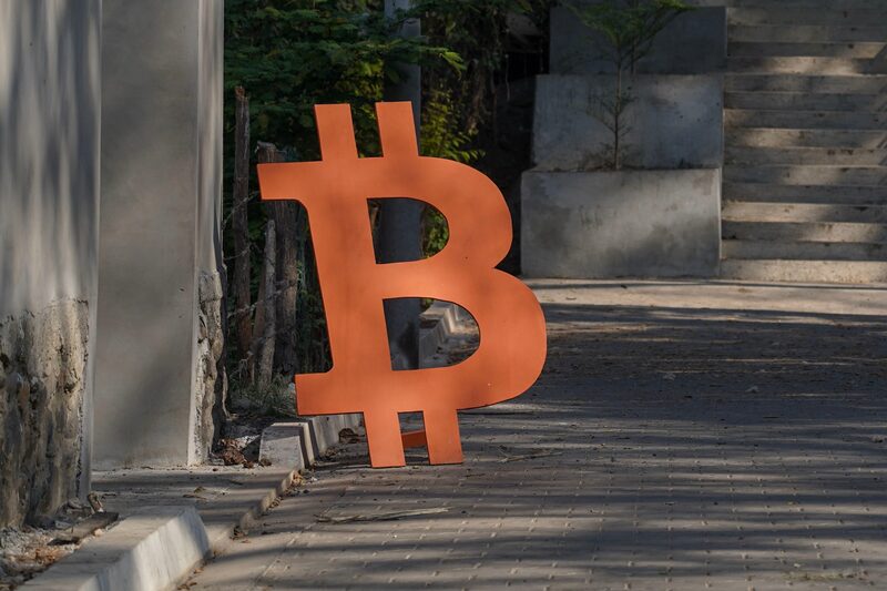 El bitcoin cayó mientras los operadores vigilaban las transferencias realizadas por los monederos pertenecientes a la fallida bolsa Mt. Gox. El bitcoin cayó mientras los operadores vigilaban las transferencias realizadas por los monederos pertenecientes a la fallida bolsa Mt. Gox.