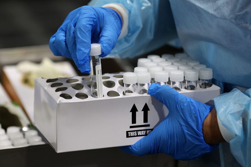 Un trabajador sanitario sostiene una caja con pruebas de Covid-19 en Sídney. Un trabajador sanitario sostiene una caja con pruebas de Covid-19 en Sídney.