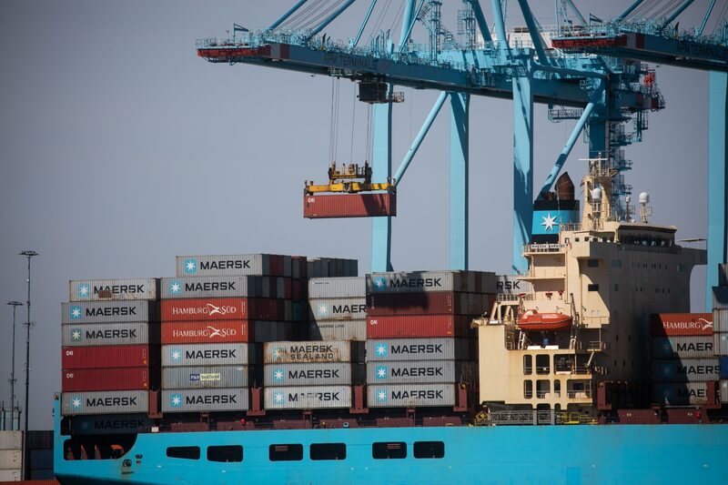 Maersk ha afirmado que incluso una huelga estadounidense de una semana podría tener un gran efecto dominó en las cadenas de suministro, provocando entre cuatro y seis semanas de interrupciones. Maersk ha afirmado que incluso una huelga estadounidense de una semana podría tener un gran efecto dominó en las cadenas de suministro, provocando entre cuatro y seis semanas de interrupciones.