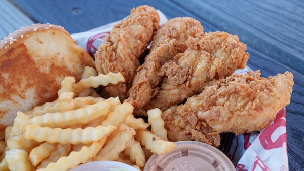 Menos hamburguesas y más pollo frito, Alsea traerá Raising Cane’s a México Menos hamburguesas y más pollo frito, Alsea traerá Raising Cane’s a México