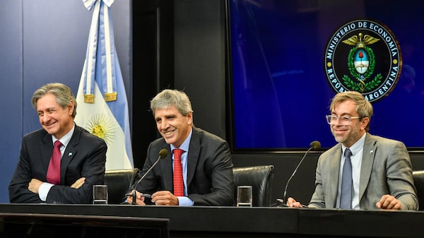 Dólar, riesgo país e impuestos: qué proyecta Luis Caputo para la economía en los próximos meses Dólar, riesgo país e impuestos: qué proyecta Luis Caputo para la economía en los próximos meses