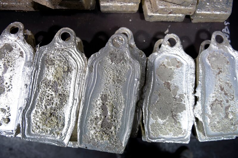 Ánodos de plata colocados en un carro en la sala de hornos de la refinería Perth Mint, en Perth, Australia Occidental, el jueves 9 de agosto de 2018. Fotógrafa: Carla Gottgens/Bloomberg. Ánodos de plata colocados en un carro en la sala de hornos de la refinería Perth Mint, en Perth, Australia Occidental, el jueves 9 de agosto de 2018. Fotógrafa: Carla Gottgens/Bloomberg.