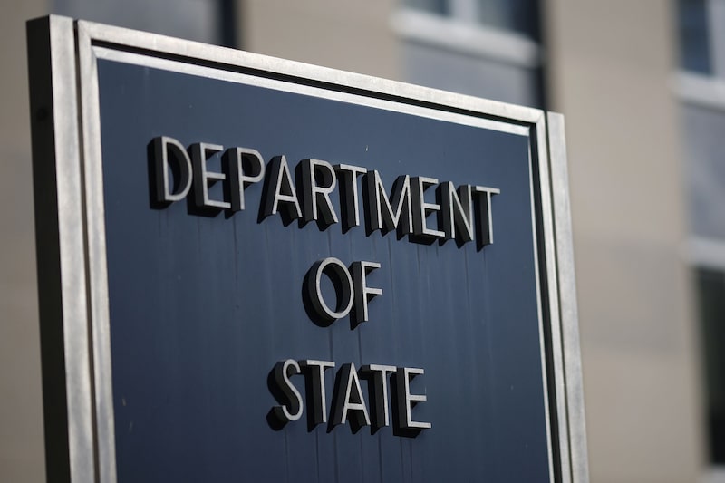 Un letrero del Departamento de Estado de EE. UU. se observa en el exterior del Edificio Federal Harry S. Truman. Un letrero del Departamento de Estado de EE. UU. se observa en el exterior del Edificio Federal Harry S. Truman.