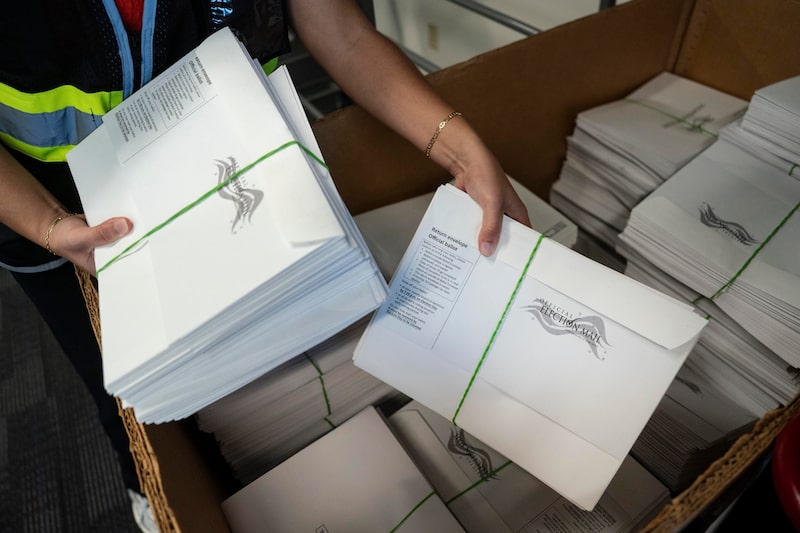 Las papeletas de voto por correo se preparan en la Junta Electoral del Condado de Wake en Raleigh, Carolina del Norte. Las papeletas de voto por correo se preparan en la Junta Electoral del Condado de Wake en Raleigh, Carolina del Norte.