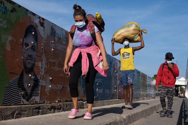 Venezolanos cruzan el Puente Internacional Simón Bolívar cerca de la frontera con Venezuela en Cúcuta, Colombia, el jueves 7 de octubre de 2021. Venezolanos cruzan el Puente Internacional Simón Bolívar cerca de la frontera con Venezuela en Cúcuta, Colombia, el jueves 7 de octubre de 2021.
