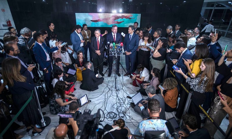 Proposta foi entregue ontem (18) ao Congresso, quase três semanas após ser apresentado pelo ministro da Fazenda Fernando Haddad Proposta foi entregue ontem (18) ao Congresso, quase três semanas após ser apresentado pelo ministro da Fazenda Fernando Haddad