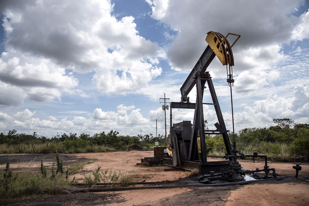 Una bomba de extracción se encuentra cerca de un derrame de petróleo en una instalación de Petróleos de Venezuela SA (PDVSA) en la Faja Orinoca de El Tigre, Venezuela. Una bomba de extracción se encuentra cerca de un derrame de petróleo en una instalación de Petróleos de Venezuela SA (PDVSA) en la Faja Orinoca de El Tigre, Venezuela.