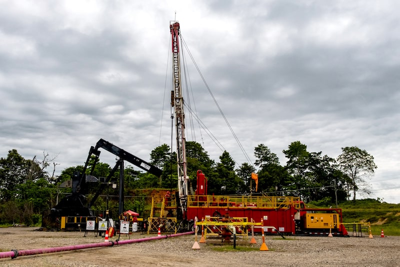 Pozos de extracción de petróleo en los campos petroleros de Ecopetrol, en Barrancabermeja, departamento de Santander, Colombia. Pozos de extracción de petróleo en los campos petroleros de Ecopetrol, en Barrancabermeja, departamento de Santander, Colombia.