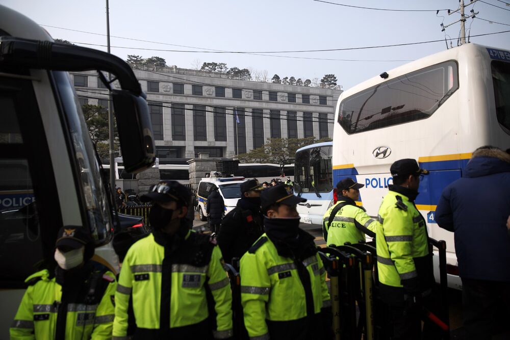 Agentes de policía montan guardia ante el Tribunal Constitucional de Corea. Agentes de policía montan guardia ante el Tribunal Constitucional de Corea.