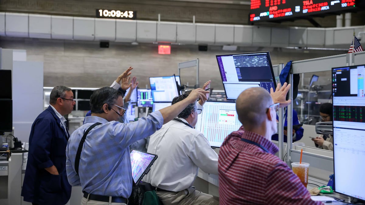 Operadores trabajan en el parqué de la Bolsa de Valores Americana (AMEX) en la Bolsa de Valores de Nueva York (NYSE) en Nueva York, EE.UU.