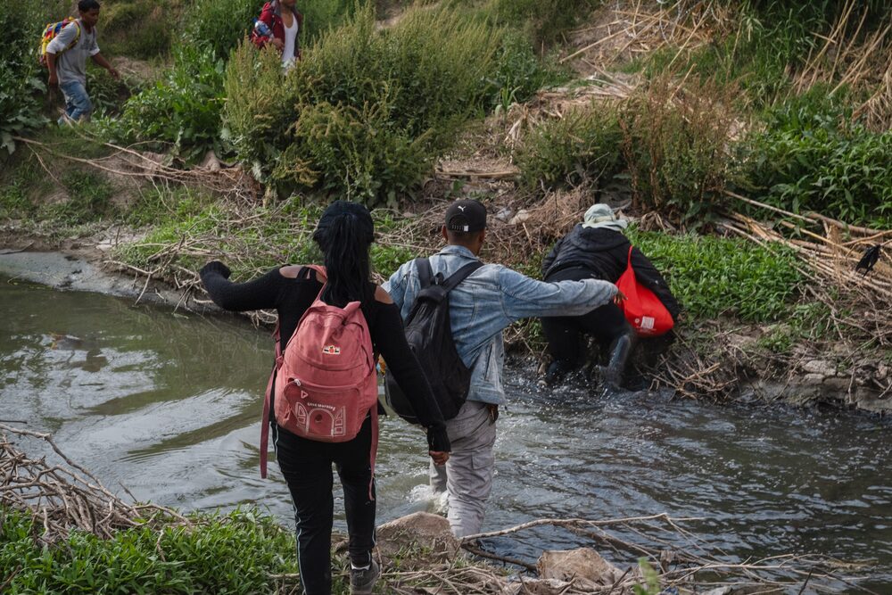 Migrantes cruzan el Río Grande hacia Estados Unidos. Fotografía: Justin Hamel/Bloomberg Migrantes cruzan el Río Grande hacia Estados Unidos. Fotografía: Justin Hamel/Bloomberg