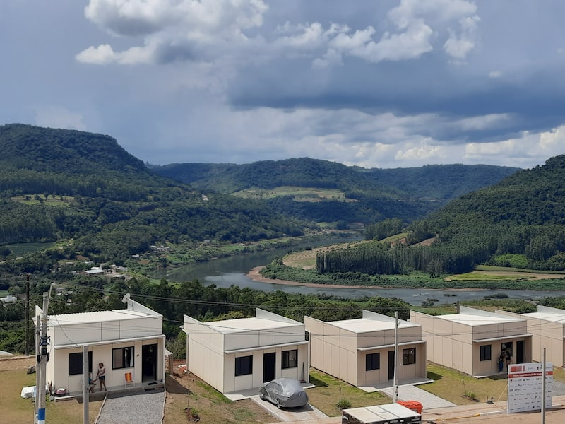 Casas reconstruídas em Muçum (RS), município que teve 80% do território inundado nas enchentes que devastaram o estado em 2024 Casas reconstruídas em Muçum (RS), município que teve 80% do território inundado nas enchentes que devastaram o estado em 2024