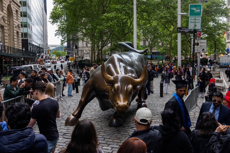 Visitors at the "Charging Bull" statue near the New York Stock Exchange (NYSE) in New York, US, on Thursday, May 16, 2024. The Dow Jones Industrial Average eclipsed 40,000 for the first time on Thursday as investors grow confident that the stock market rally can keep running on hopes the Federal Reserve will start cutting interest rates later this year. Photographer: Alex Kent/Bloomberg Visitors at the "Charging Bull" statue near the New York Stock Exchange (NYSE) in New York, US, on Thursday, May 16, 2024. The Dow Jones Industrial Average eclipsed 40,000 for the first time on Thursday as investors grow confident that the stock market rally can keep running on hopes the Federal Reserve will start cutting interest rates later this year. Photographer: Alex Kent/Bloomberg