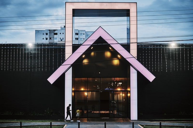 Luces rosas brillantes enmarcan la entrada de la Casa Iglesia en Goiânia, cuyo diseño inspirado en discotecas refleja un cambio hacia una experiencia de culto más inmersiva y orientada a los jóvenes. Fotógrafo: Gustavo Minas/Bloomberg. Luces rosas brillantes enmarcan la entrada de la Casa Iglesia en Goiânia, cuyo diseño inspirado en discotecas refleja un cambio hacia una experiencia de culto más inmersiva y orientada a los jóvenes. Fotógrafo: Gustavo Minas/Bloomberg.