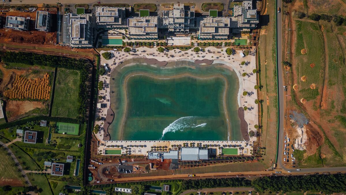 Piscina de ondas de 220 metros de largura no Boa Vista Village, em Porto Feliz (SP): o complexo da JHSF para os ultrarricos ocupa área equivalente a quase metade de Manhattan, a 100 km da capital paulista (Foto: Maira Erlich/Bloomberg)