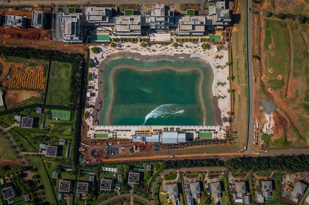 Vista aérea da piscina de ondas do Boa Vista Village, no complexo da JHSF em Porto Feliz (SP), onde o Grupo DI instalou a farmácia Discover: ondas artificiais de até 220 metros de largura para o público de altíssima renda Vista aérea da piscina de ondas do Boa Vista Village, no complexo da JHSF em Porto Feliz (SP), onde o Grupo DI instalou a farmácia Discover: ondas artificiais de até 220 metros de largura para o público de altíssima renda