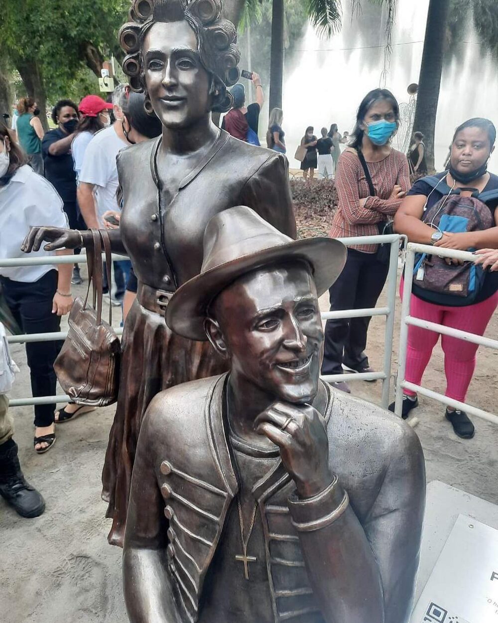 Paulo Gustavo e Dona Ermínia ganham estátuas em Niterói Paulo Gustavo e Dona Ermínia ganham estátuas em Niterói