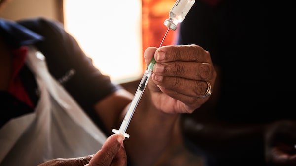 Família bilionária italiana almeja a liderança em injeções e frascos de medicamentos Família bilionária italiana almeja a liderança em injeções e frascos de medicamentos