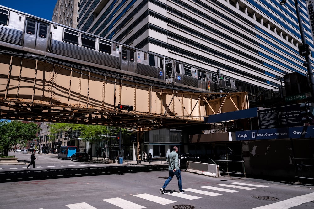 El tren L pasa frente al Thompson Center. Fotógrafo: Christopher Dilts/Bloomberg. El tren L pasa frente al Thompson Center. Fotógrafo: Christopher Dilts/Bloomberg.