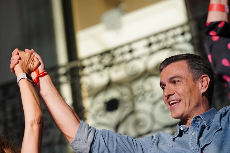 Pedro Sánchez, presidente del Gobierno español y líder del Partido Socialista Obrero Español (PSOE), gesticula después de hablar durante un mitin de la noche electoral en la sede del partido PSOE en Madrid, España, el domingo 23 de julio de 2023.Fotógrafo: Manaure Quintero/Bloomberg Pedro Sánchez, presidente del Gobierno español y líder del Partido Socialista Obrero Español (PSOE), gesticula después de hablar durante un mitin de la noche electoral en la sede del partido PSOE en Madrid, España, el domingo 23 de julio de 2023.Fotógrafo: Manaure Quintero/Bloomberg