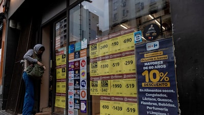 Inflação na Argentina chega a 143% em 12 meses às vésperas de eleição Inflação na Argentina chega a 143% em 12 meses às vésperas de eleição