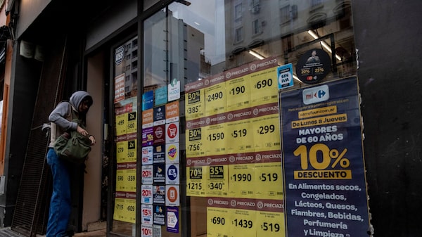 Inflação na Argentina chega a 143% em 12 meses às vésperas de eleição Inflação na Argentina chega a 143% em 12 meses às vésperas de eleição