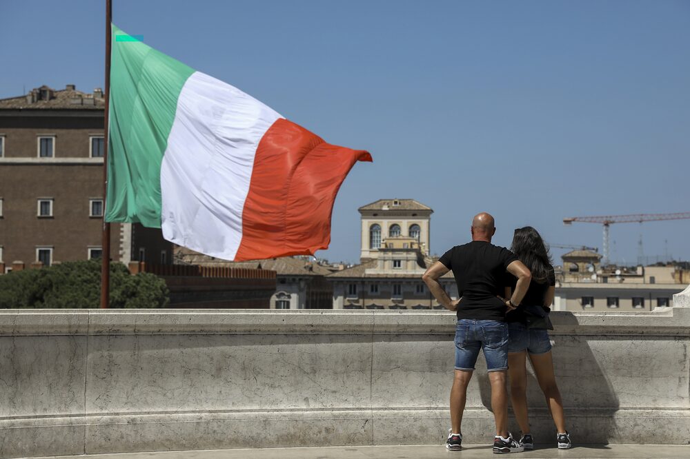 La bandera nacional italiana ondea cerca de un monumento al soldado desconocido en Roma, Italia. La bandera nacional italiana ondea cerca de un monumento al soldado desconocido en Roma, Italia.