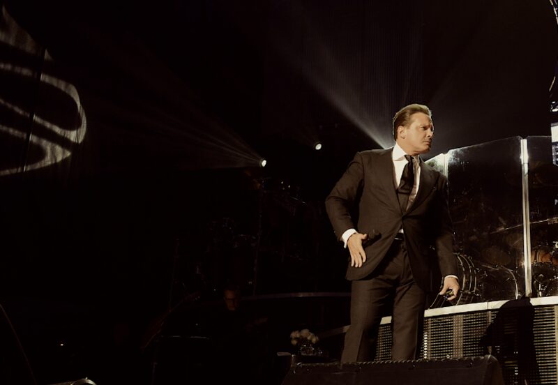 Luis Miguel en el Auditorio TELMEX en, Guadalajara, Jalisco, en 2013. Luis Miguel en el Auditorio TELMEX en, Guadalajara, Jalisco, en 2013.