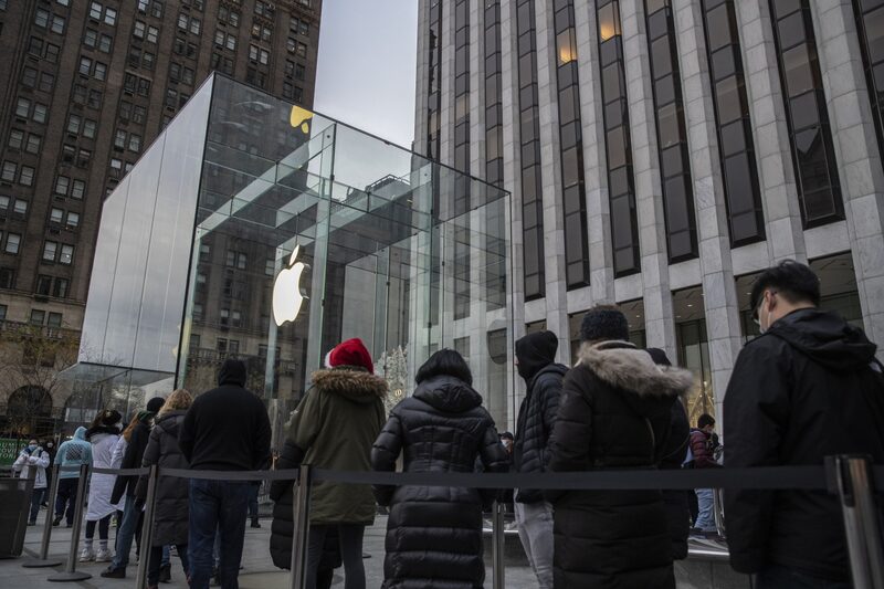 A pesar de problemas como la escasez de chips y la pandemia en curso, que recientemente hizo que Apple cerrara sus tiendas minoristas en Nueva York, la acción siguió siendo una de las favoritas de los inversores en 2021. A pesar de problemas como la escasez de chips y la pandemia en curso, que recientemente hizo que Apple cerrara sus tiendas minoristas en Nueva York, la acción siguió siendo una de las favoritas de los inversores en 2021.